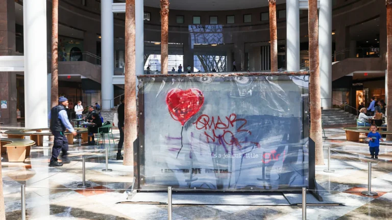Banksy: mural ‘Battle to Survive a Broken Heart’ será leiloado em NY