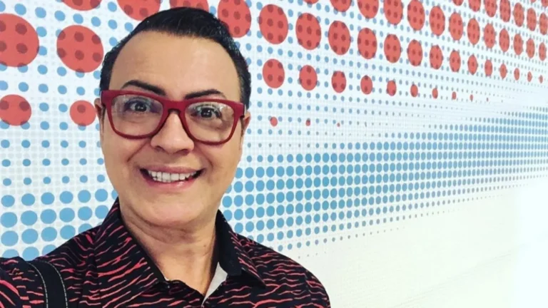 Ex-BBB Dicesar vira recepcionista de idosos em aeroporto de São Paulo