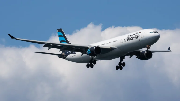 Avião sai da pista em manobra e fica preso em aeroporto da Líbia; veja