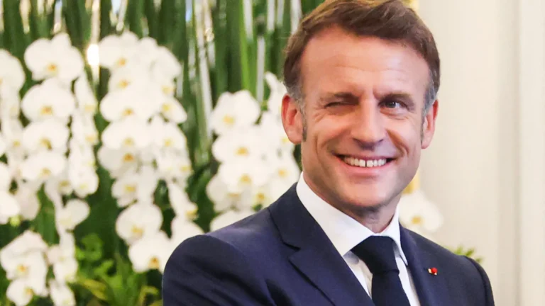 Após polêmica, Macron divulga vídeo mostrando cumplicidade com Brigitte
