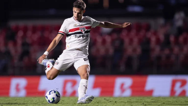 Navarro, do Talleres, diz ter sido xingado por Bobadilla, do São Paulo