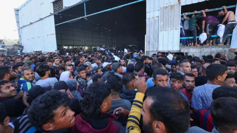 ‘Pessoas famintas’ invadem armazém da ONU em Gaza; há registro de mortos