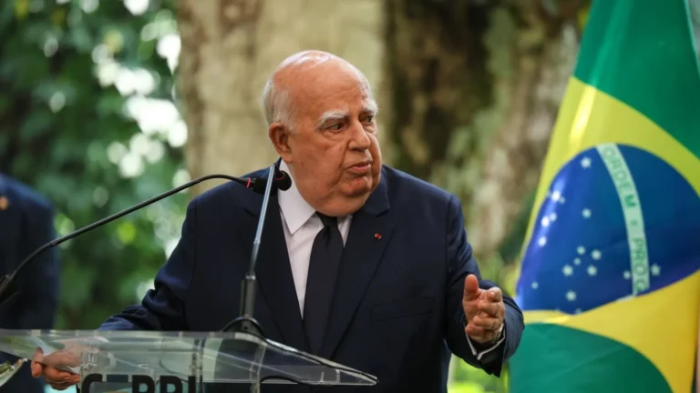 Morre, aos 90 anos, o embaixador Marcos Azambuja