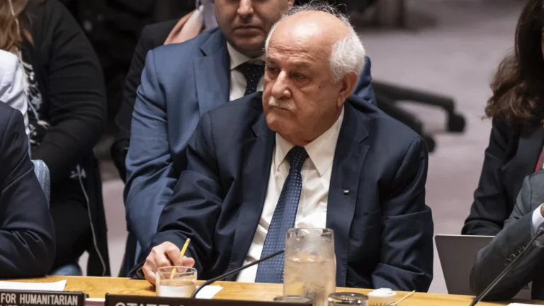 Embaixador da Palestina chora ao falar sobre morte de crianças em Gaza