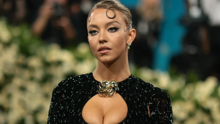 Sydney Sweeney lança sabonete feito com água do próprio banho