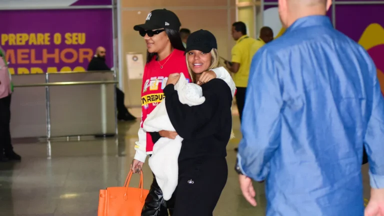 Ludmilla e Brunna Gonçalves chegam ao Rio com a filha
