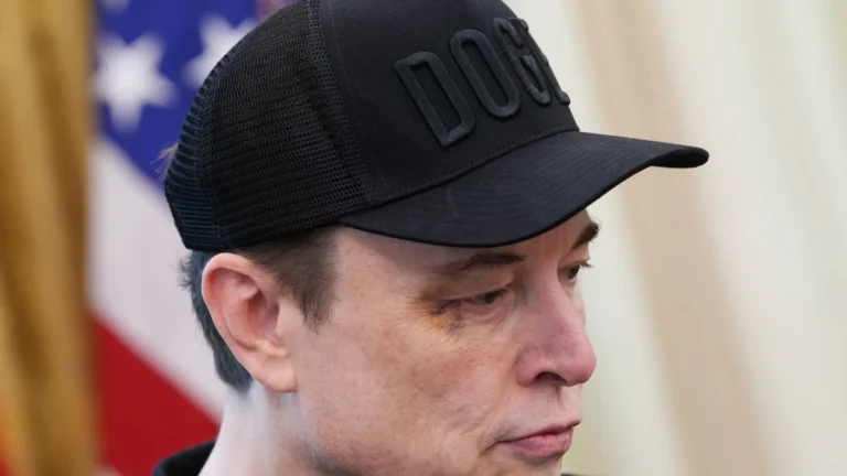 “Disse para me dar soco e ele deu”: olho roxo de Musk chama a atenção