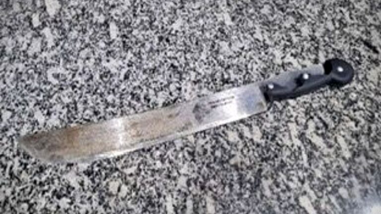 Homem é preso por agredir companheira e ameaçá-la com facão em Itaocara