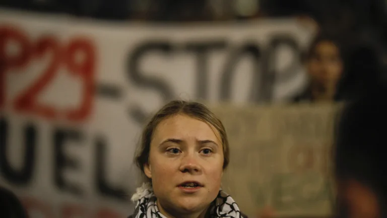 Greta Thunberg parte de barco rumo a Gaza em missão humanitária
