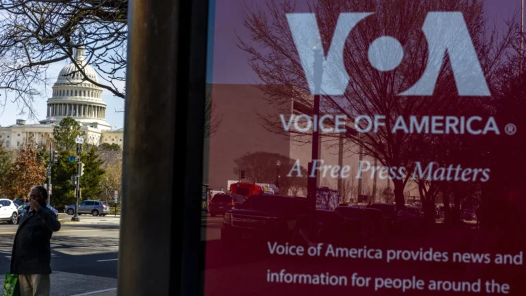 Trump ataca imprensa e demite 600 funcionários da Voice of America