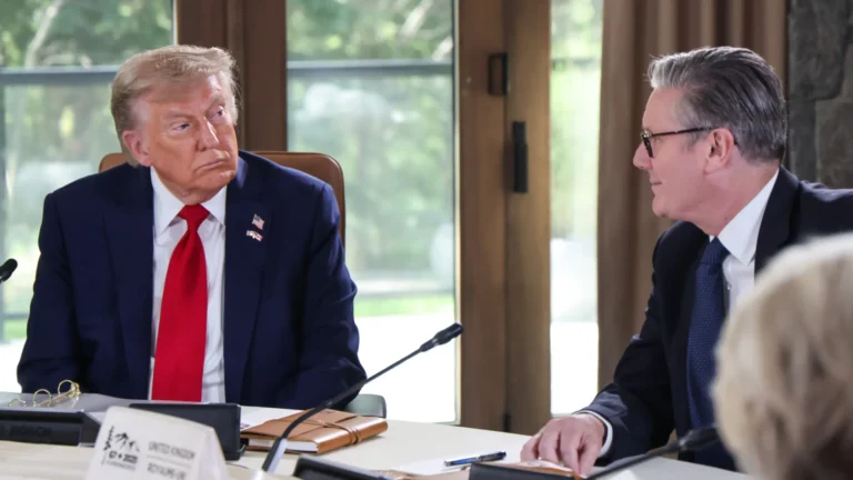 Trump e Starmer assinam acordo comercial entre EUA e Reino Unido