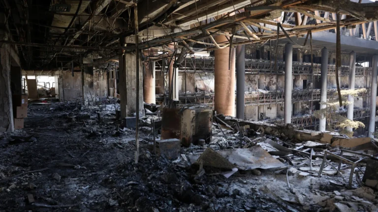 Israel intensifica ataques ao Irã após míssil atingir hospital