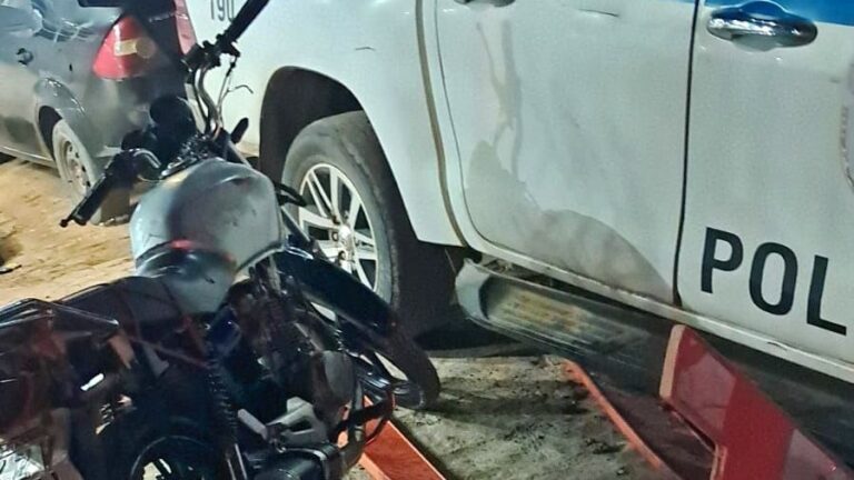 Motociclista sem habilitação colide com viatura da PM em Cambuci