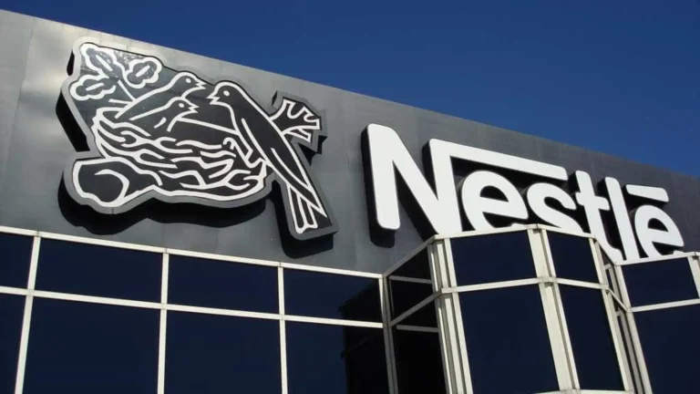 Nestlé vai remover corantes sintéticos de alimentos e bebidas nos EUA até meados de 2026