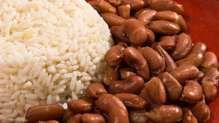 Preços de arroz e feijão acumulam queda de dois dígitos com safra maior no Brasil