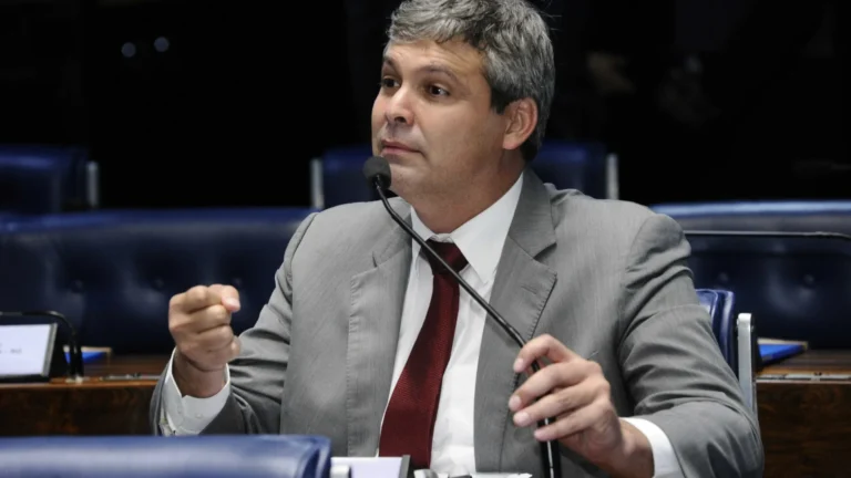 Lindbergh é ouvido pela PF em inquérito sobre Eduardo Bolsonaro e cobra atuação do governo Lula