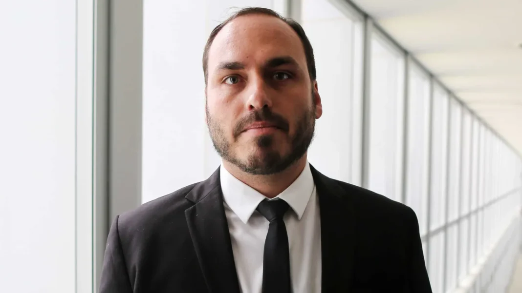 Carlos Bolsonaro comandou estratégia de desinformação e articulou estruturas clandestinas, diz PF