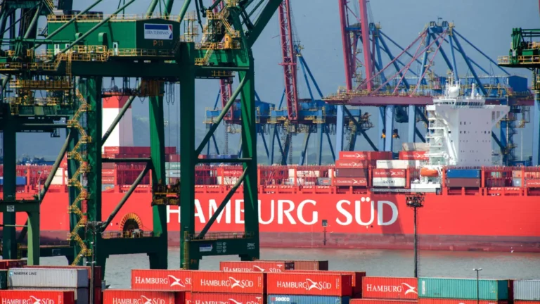 Exportações do Japão caem pela primeira vez em oito meses por impacto das tarifas