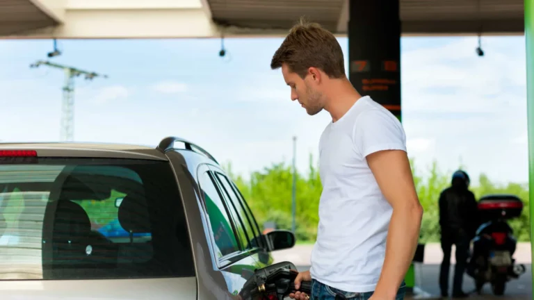 Gasolina fica 5,6% mais barata para distribuidoras e deve impactar inflação