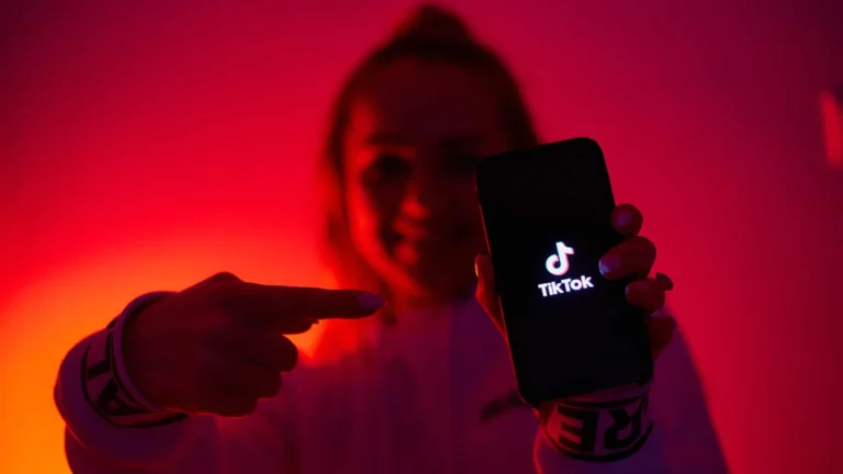 TikTok garante remover 98% do conteúdo prejudicial à saúde mental