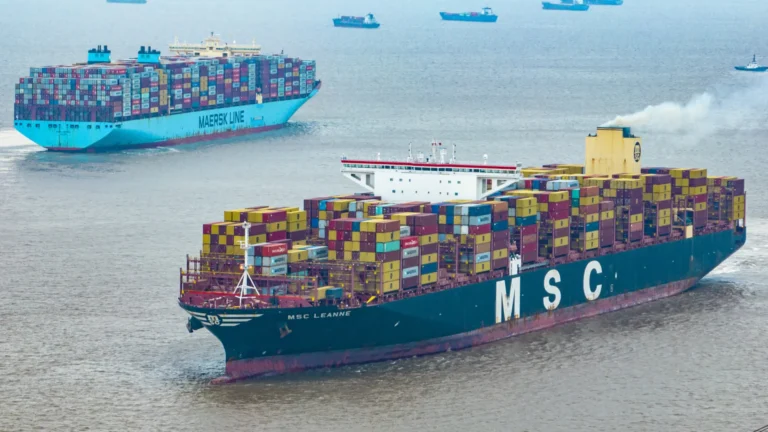 Navio com 3.000 veículos zero km afunda três semanas após incêndio