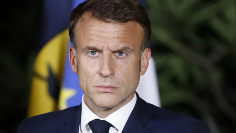 Macron promete que proibirá redes sociais para menores de 15 anos na França