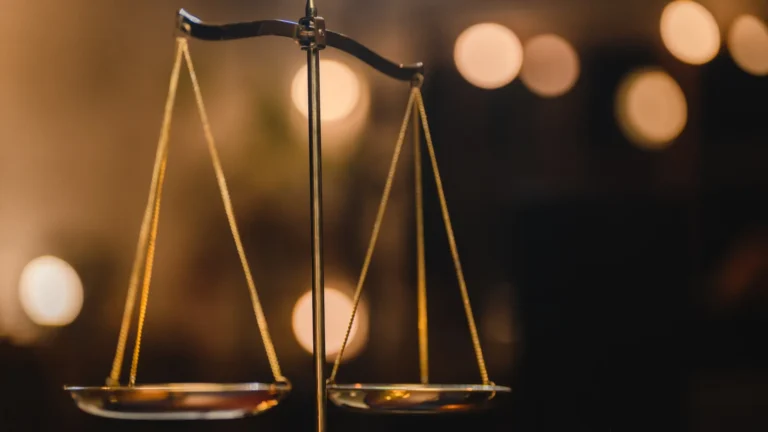 Casal enfrenta 42 anos de prisão por estuprar e filmar filhas menores