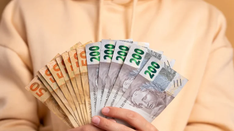 Consignado CLT x INSS: entenda as diferenças entre os dois tipos de empréstimo com desconto em folha