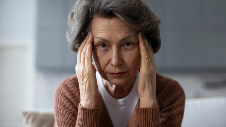 Conversa de 15 minutos com familiar pode ajudar a diagnosticar demência