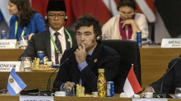 Javier Milei deve apertar ajuste fiscal e pede corte de gastos extra a seus ministros