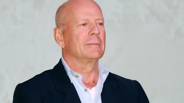 Bruce Willis atuou com ponto eletrônico e roteiros reduzidos após diagnóstico de demência