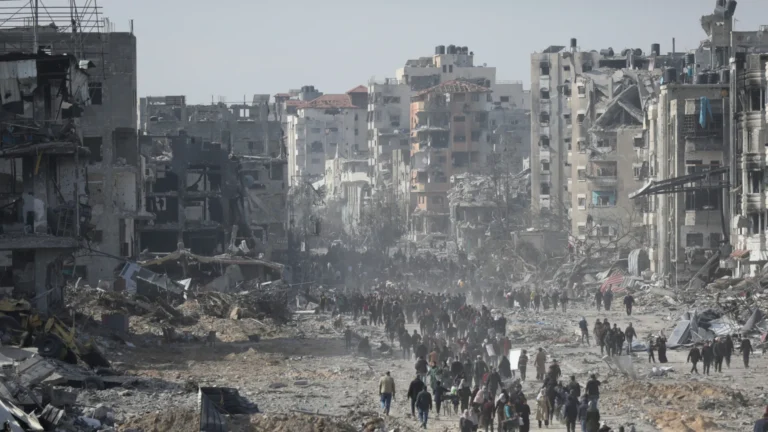 Israel atacou escolas transformadas em abrigos na Faixa de Gaza de forma deliberada, diz jornal