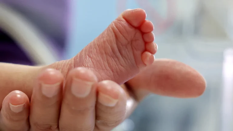 Bebê recebe alta após mãe sobreviver a grave acidente e dar à luz em MG