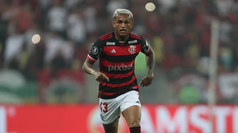 Flamengo vê Mundial como vitrine a Wesley, mas Varela surge como sombra