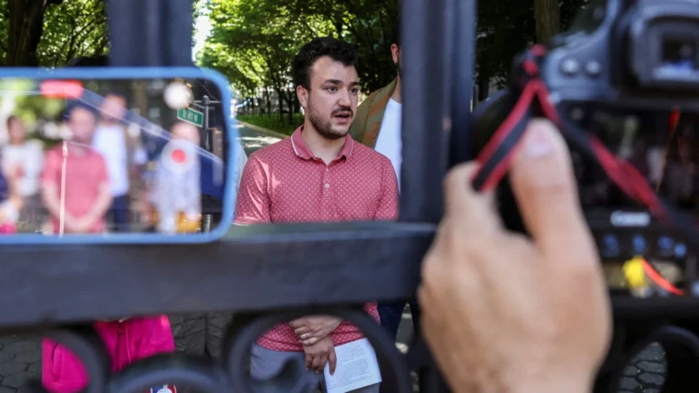 Governo Trump faz manobra jurídica e se recusa a soltar Mahmoud Khalil