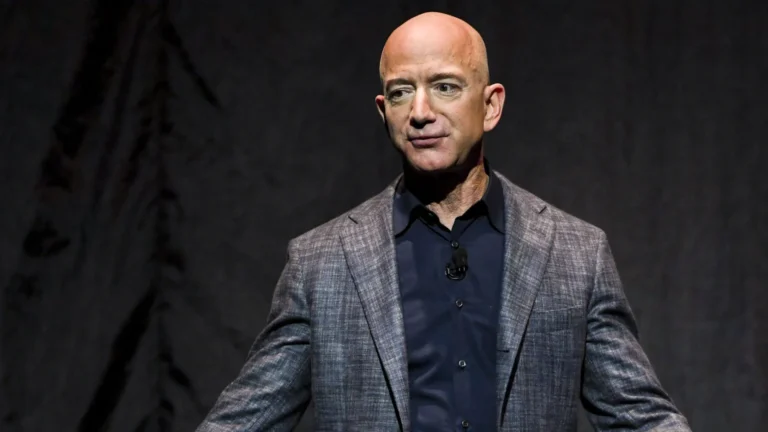 Jeff Bezos e Lauren Sánchez dão festa de espuma em iate avaliado em R$ 2,7 bilhões