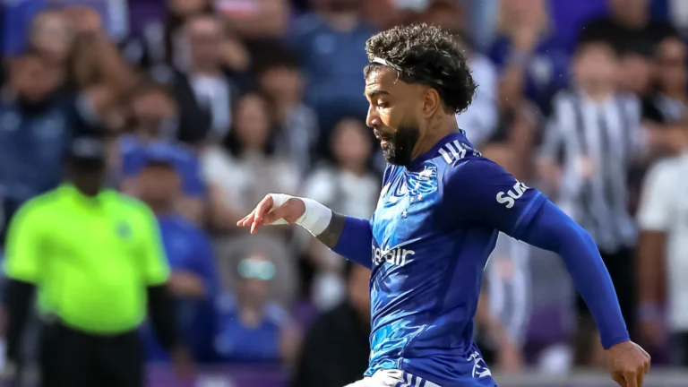 Polícia prende golpistas que desviaram R$ 1 mi de Gabigol e Kannemann