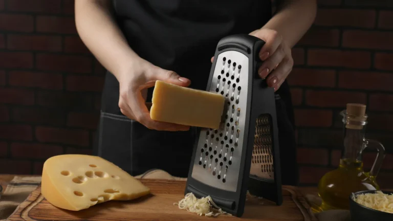 Truque simples com ralador evita cortes nos dedos e facilita o uso