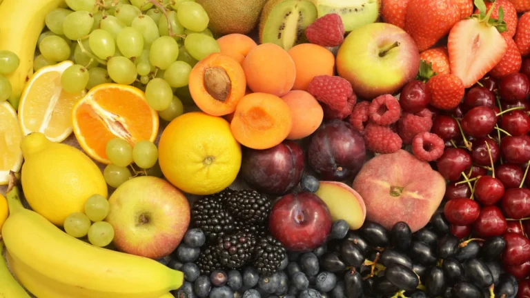Comer esta fruta pode ajudar a dormir mais tempo e mais profundamente