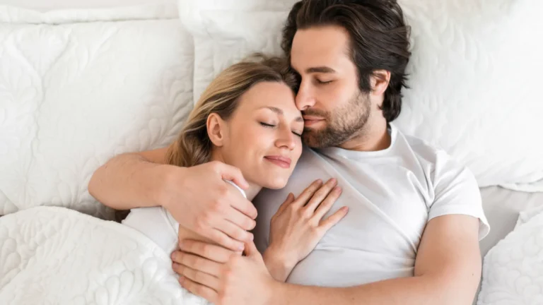 Costuma abraçar seu parceiro antes de adormecer? Continue fazendo!