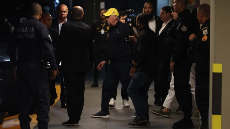 Ancelotti esconde titulares, mas conta que cantará Sanz ou Bocelli em trote