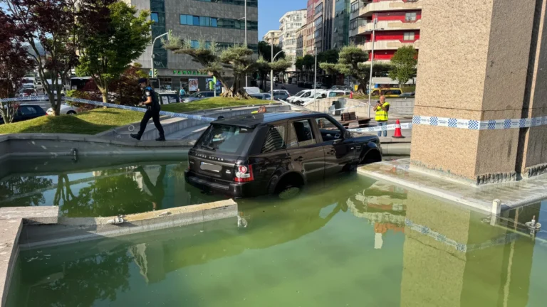 Idoso sofre ataque cardíaco ao volante e carro cai em fonte na Espanha