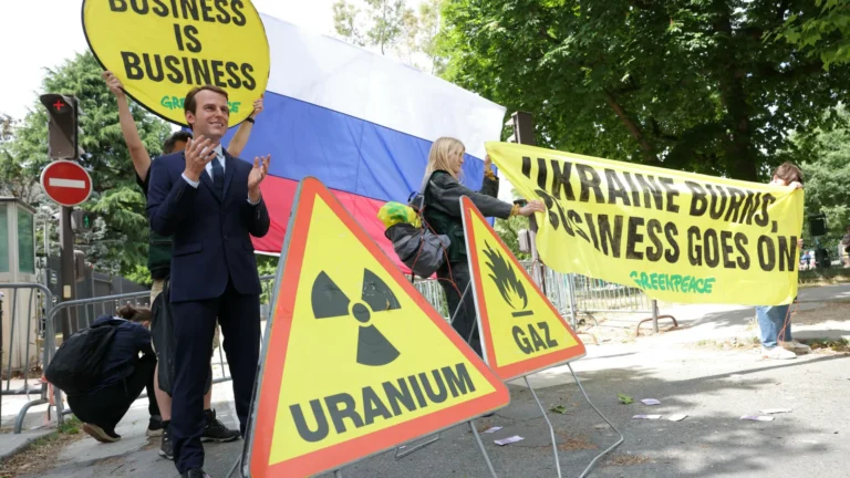 Ativistas furtam estátua de Macron e a colocam em protesto anti-Rússia