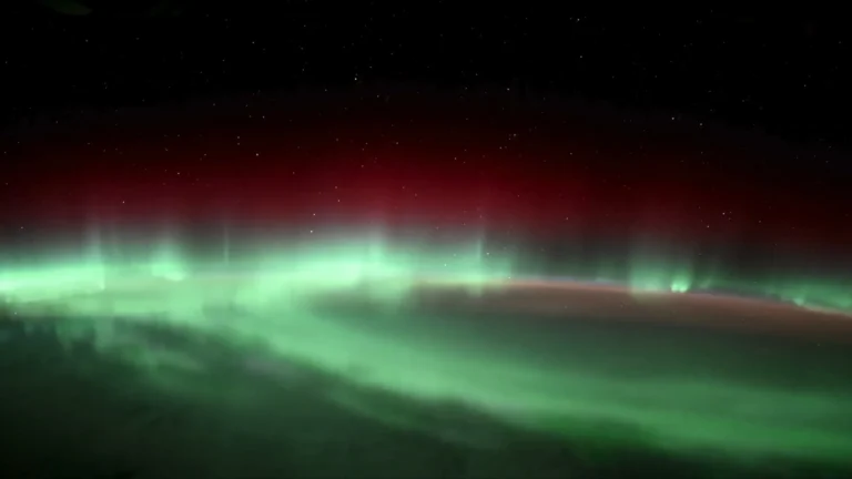 Aurora boreal ilumina o espaço após forte atividade solar recente; veja