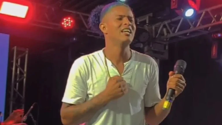 Cantor de piseiro é morto a facadas após briga com ex-namorada