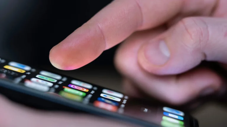 Pai desbloqueia telefone do filho morto há um ano e vê vídeo do assassino