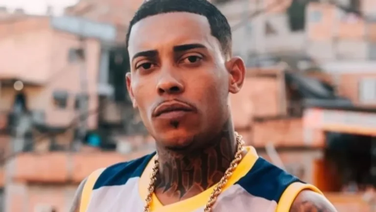 MC Poze é solto com festa de fãs e familiares na porta de presídio no Rio