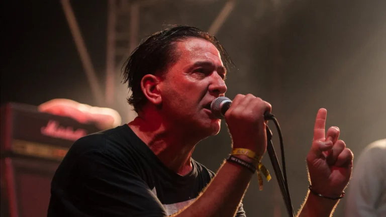 Cantor britânico morre e família pede que fãs não compareçam a funeral