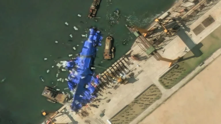 Coreia do Norte ergue destróier que afundou em cerimônia de lançamento