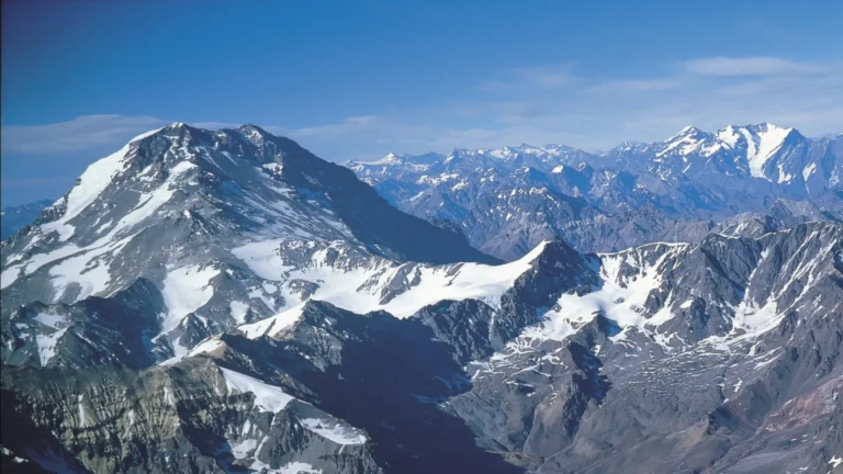 Resgate encontra desmoronamento de gelo onde brasileiro desapareceu no Peru